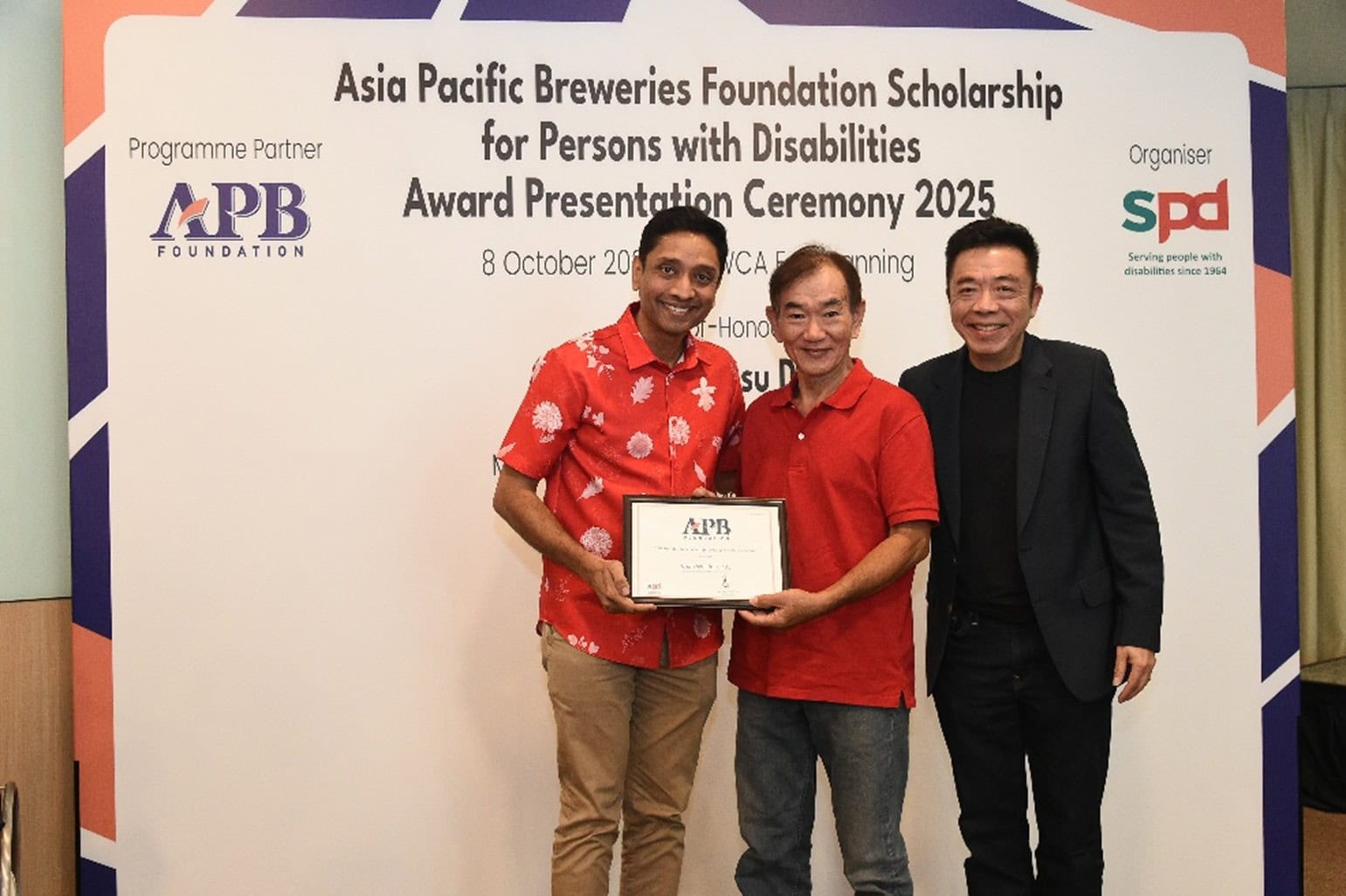 Cindy’s father receiving the award on her behalf from Mr Dinesh Vasu Dash, Minister of State for Culture, Community and Youth & Ministry of Manpower, and Mr Kenneth Choo, Member, Board of Trustees, APB Foundation and Managing Director Asia Pacific, HEINEKEN Asia Pacific Pte Ltd